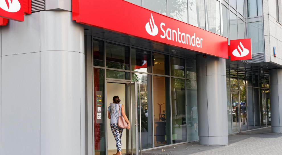 Na początku 2019 roku w Santander Bank Polska wdrożony został proces zwolnień grupowych. (Fot. Shutterstock) Zwolnienia grupowe nie muszą być bolesne. Santander Bank wdraża outplacement