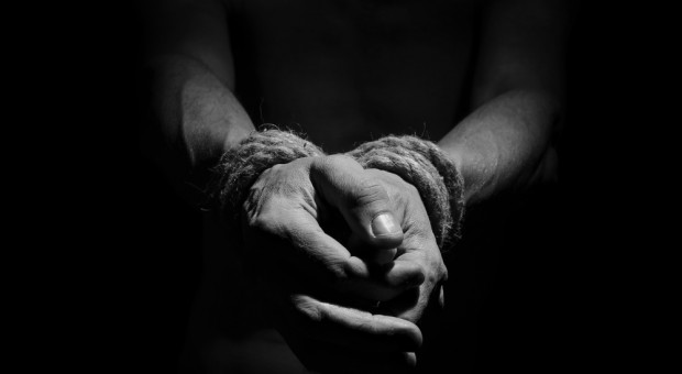 Mężczyźni wyzyskiwali 51-letniego Polaka, który był zmuszany do pracy w myjni za 4 funty tygodniowo. (fot.shutterstock.com) Zmuszali mężczyznę do pracy. Czworo Polaków skazanych za niewolnictwo