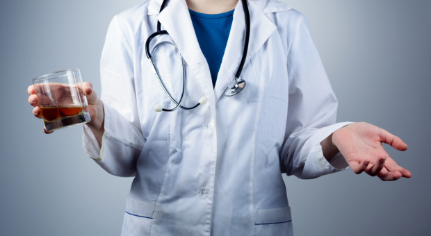 Dyrekcja szpitala w trybie natychmiastowym rozwiązała umowę z lekarzem. (fot.shutterstock.com) Pijany lekarz na dyżurze. Sprawę bada prokuratura