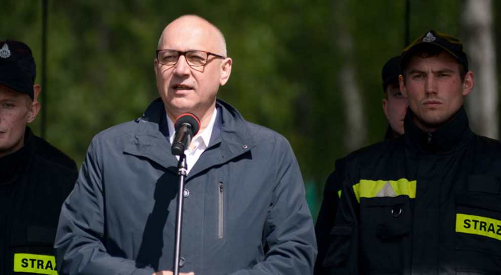 Minister spraw wewnętrznych i administracji Joachim Brudziński (fot. MSWiA/gov.pl) Brudziński zapewnia, że autorzy alarmów bombowych znajdą się w więzieniu
