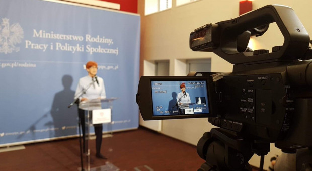 Minister Rafalska broni 500 plus przed krytyką organizacji pozarządowej