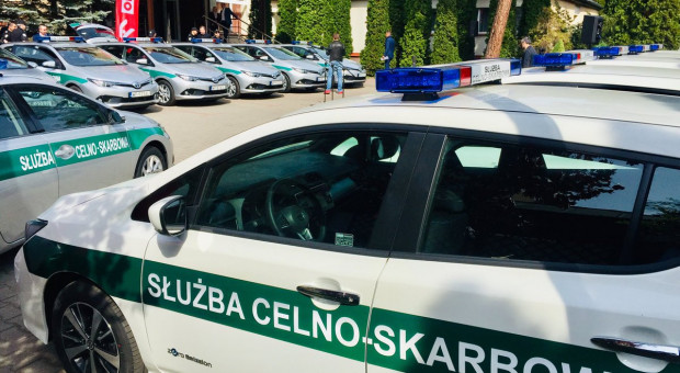 Samochody, którymi teraz będą pracować urzędnicy, a które przekazał PKN Orlen. (fot. twitter.com/RzecznikORLEN) PKN Orlen przekazał służbie skarbowej 15 radiowozów