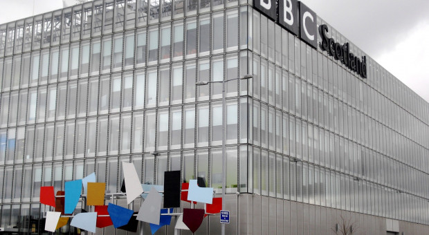 BBC zwolniło dziennikarza za rasistowski żart. W tle nowe dziecko w rodzinie królewskiej