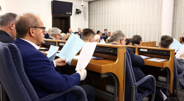 Prawo nazywane potocznie lex Uber było procedowane w Senacie 9 maja 2019 r. (fot. Senat RP/twitter.com) Lex Uber. Wiceminister przewiduje do 80 tys. zł kary dla pośrednika usług przewozu osób