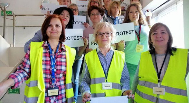 Pracownicy Poczty Polskiej założyli żółte kamizelki. Walczą o podwyżki