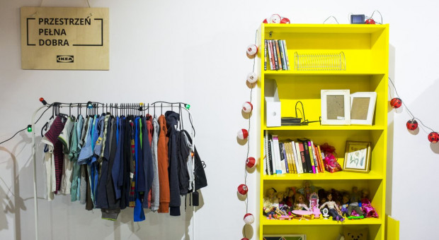 Do 19 maja osoby chcące oddać niepotrzebne rzeczy mogą przynosić je do krakowskiej IKEA (fot. IKEA) IKEA uruchomiła "Przestrzeń Pełną Dobra". Pracownicy włączyli się do akcji