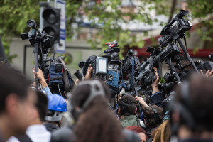 Nowe prawo uderzy w dziennikarzy? Środowisko apeluje do prezydenta