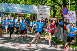 Pomaganie przez bieganie coraz popularniejsze w polskich firmach