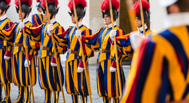 Niedawno zapadła decyzja o zwiększeniu liczebności papieskiego wojska ze 110 do 135. (fot.shutterstock.com) Papieskie wojsko ma być większe. Gwardia Szwajcarska rekrutuje