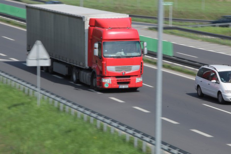 Odpowiedzią na poszerzającą się liczbę wakatów w transporcie w Polsce i Europie jest napływ kierowców zza wschodniej granicy. (Fot. PTWP)