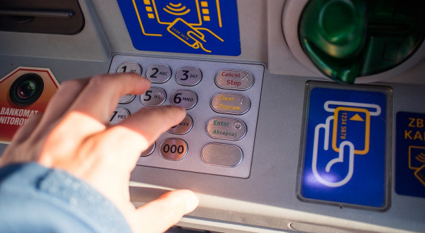 Pracujący w Polsce Ukraińcy mogą przesyłać pieniądze swym bliskim poprzez bankomaty. Bez konta czy karty