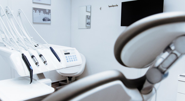 Sześciu stomatologów oskarżonych o oszukanie pacjentów i NFZ