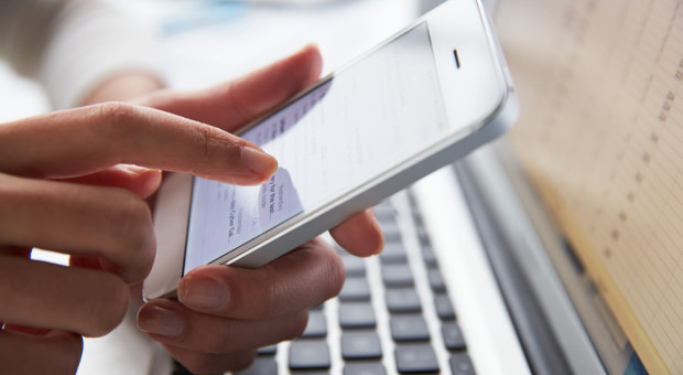 Najczęściej tego typu urządzenia służą do odbierania poczty elektronicznej (67 proc.) (fot.shutterstock.com) Służbowy smartfon to już norma. Nie tylko z niego dzwonimy