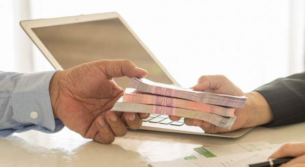 Przyjęta przez rząd ustawa przewiduje obniżenie pozaodsetkowych kosztów kredytów z 55 do 20 proc. (fot.shutterstock.com) Czarne chmury nad branżą pożyczkową. Nawet 40 tys. pracowników straci pracę