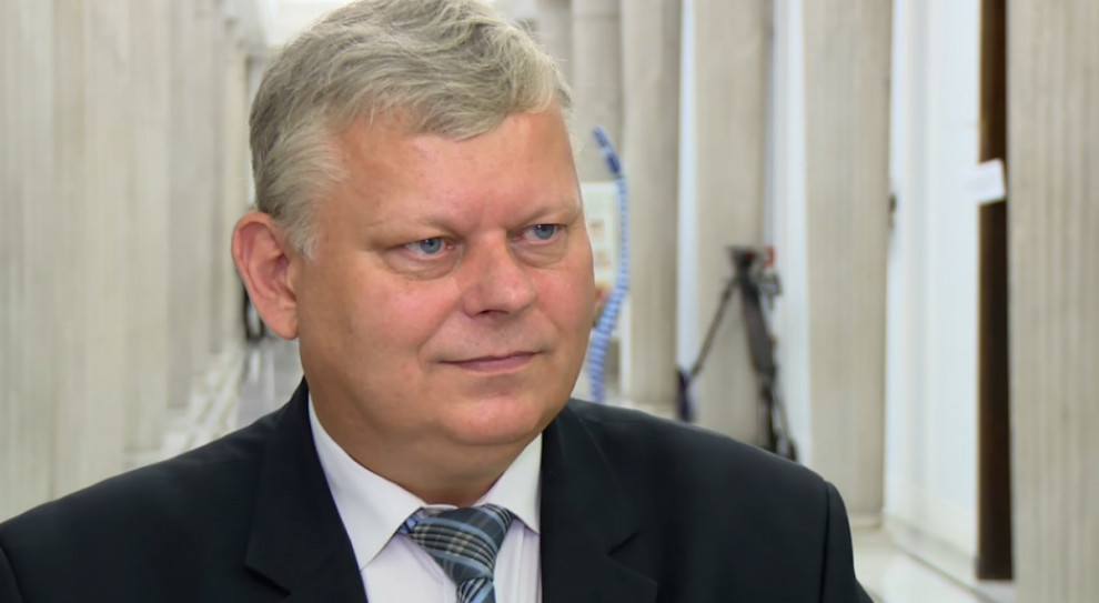Suski stwierdził też, że w tej sprawie dziwne jest też to, że zazwyczaj delegacje krajowe zwykle popierają kandydata ze swego kraju, niezależnie od opcji politycznej. (fot.youtube.com) Suski: głosowanie przeciw Szydło to zemsta