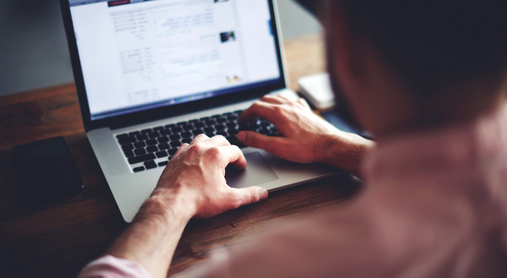 Według CERT Polska, z miesiąca na miesiąc rośnie liczba ataków, wyłudzeń i akcji phishingowych w sieci (fot. Shutterstock) Koronawirus atakuje także w internecie