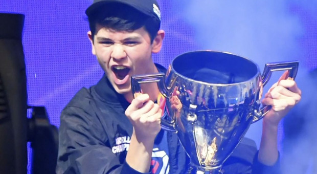 Nastoletni milioner rozpoczął karierę e-sportową w drużynie No Clout w ubiegłym roku. (Fot. YouTube) Rok temu rozpoczął karierę e-sportową. Nastolatek wygrał turniej i jest milionerem