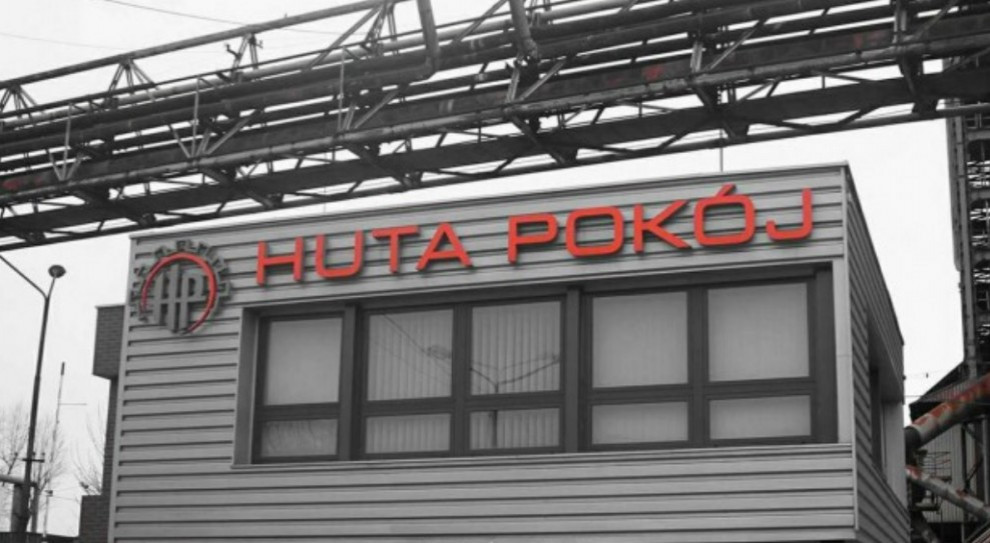 Przed siedzibą Huty Pokój manifestowało kilkuset pracowników. (Fot. PTWP) Pikieta w Hucie Pokój. Pracownicy domagają się planu naprawczego