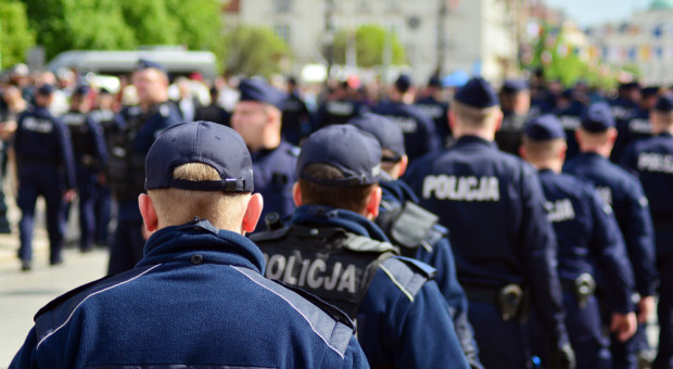 Nowelizacja przewiduje, że prawo do 100-procentowo płatnych nadgodzin otrzymają wszyscy funkcjonariusze służb. (fot.shutterstock.com) Prezydent podpisał nowelę o zaopatrzeniu emerytalnym pracowników mundurowych