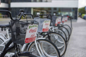 Coca Cola stawia na służbowe rowery. Nie jest pierwsza