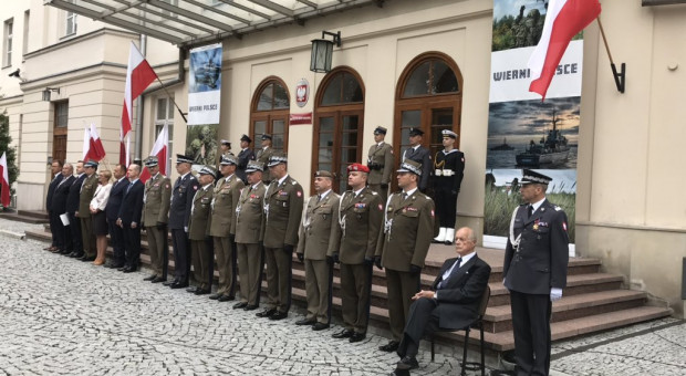 Szef resortu wyróżnił najlepszych żołnierzy. (fot. Twitter/MON) Minister Błaszczak wyróżnił najlepszych żołnierzy
