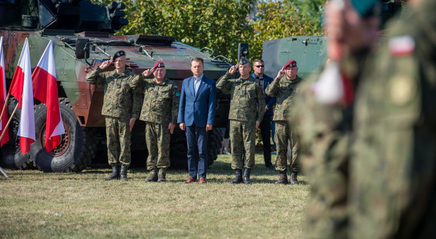 Mariusz Błaszczak w czasie promocji absolwentów wojskowych klas w Raszynie. (fot. MON/twitter.com) Szef MON: Państwo zapewni weteranom właściwe wsparcie