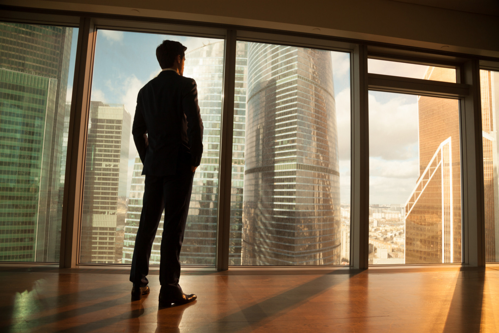 Kosztowne i długie procesy rekrutacyjne osób na najwyższe stanowiska zarządcze skłaniają pracodawców do przebijania ofert konkurencji (fot. Shutterstock)