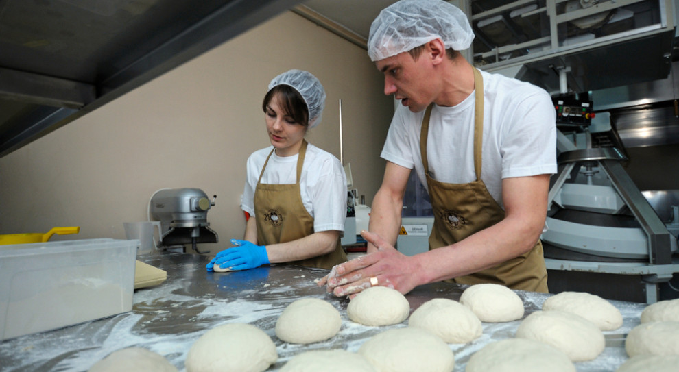 Wiadomo, że w wyniku pandemii i związanych z tym obostrzeń wiele osób straci pracę, np. w branży gastronomicznej. Pytanie tylko ile (Fot Shutterstock) Koronawirus zaczyna dawać się we znaki rynkowi pracy