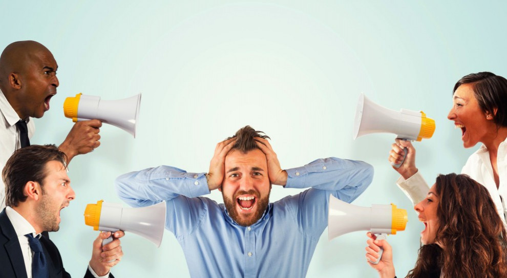 Open space zabija wydajność. Pracownicy tracą 1,5 godz. w ciągu dnia (fot. shutterstock) Praca zdalna i słuchawki sposobem na hałas w open space
