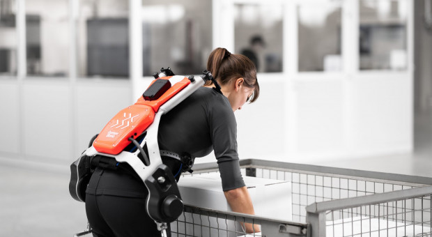 Pilotaż projektu przeprowadzono na stanowisku kompletacji zamówień i sekwencjonowania paczek o wadze do 15 kilogramów. (fot. DB Schenker/materiały prasowe) DB Schenker testuje egzoszkielety w magazynach