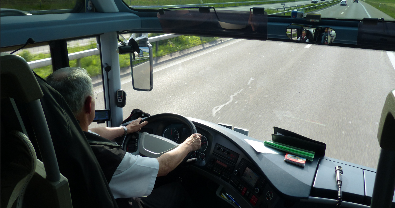 Statystyczny kierowca zawodowy spędza w delegacji 224 z 365 dni w roku, a za kółkiem pokonuje dziesiątki tysięcy kilometrów (około 87 tys. km w roku). fot. Pixabay
