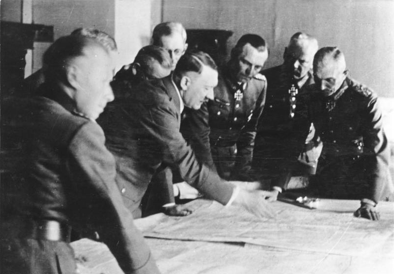 Adolf Hitler w czasie jednej z narad wojennych z generalicją III Rzeszy w 1942 r. (fot. wikimedia.org/CC BY-SA 3.0 de)