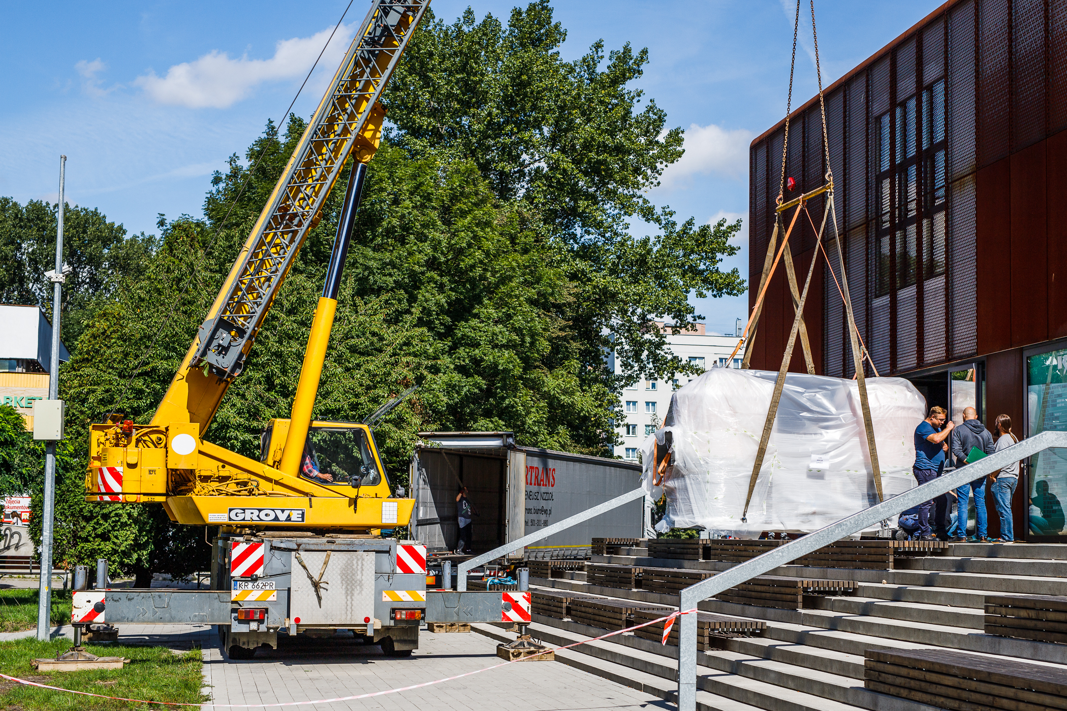 Tak wyglądał transport instalacji do Klubu Studio, fot. AGH/Mateusz Wójtów