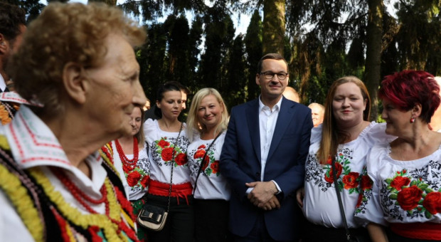 Szef rządu mówił, że "niedługo będą podpisywane umowy, które będą wzmacniały ten potencjał lotniczy Świdnika; umowy na remonty Sokołów, to jest to na co Świdnik czeka". (fot. KPRM/twitter) Premier: Im więcej miejsc pracy, tym więcej Polacy mogą zarabiać