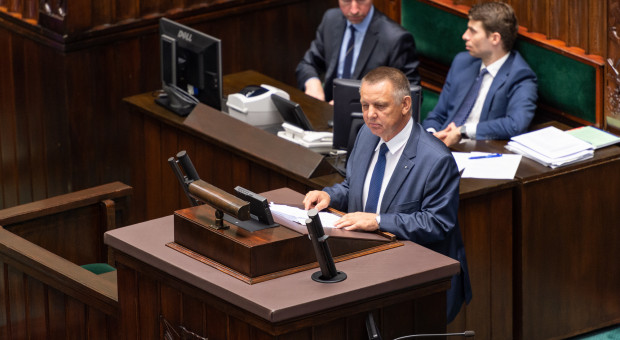 Banaś w oświadczeniu zaznaczył, że nie zarządzał pokazanym w materiale "Superwizjera" hotelem, a obecnie nie jest właścicielem tej nieruchomości (fot. NIK/mat. pras) Prezes NIK Marian Banaś bierze bezpłatny urlop