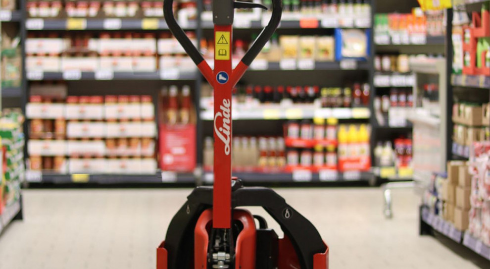 Nowe wózki o ładowności do 1200 kg będą mogły być obsługiwane tylko przez osoby, które przejdą odpowiednie szkolenie na terenie marketu fot. materiały prasowe Pracownikom Kauflandu będzie lżej. Sieć kupiła nowe maszyny
