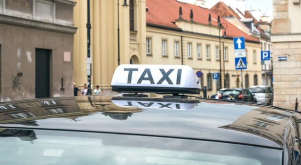 Autor petycji wskazuje, że takie rozwiązanie powszechnie stosowane jest w USA. Fot. shutterstock Taksówkarze chcą kratek w samochodach. W pracy nie czują się bezpiecznie