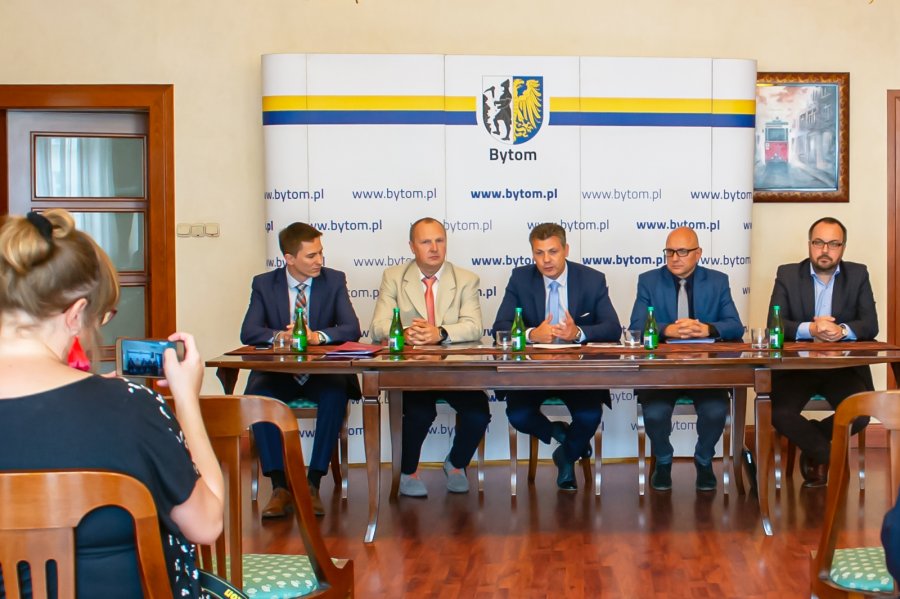 Cieszę się, że pozyskaliśmy inwestora, który zbuduje w KSSE zakład produkcyjny - powiedział prezydent Mariusz Wołosz podczas konferencji prasowej (fot. bytom.pl)