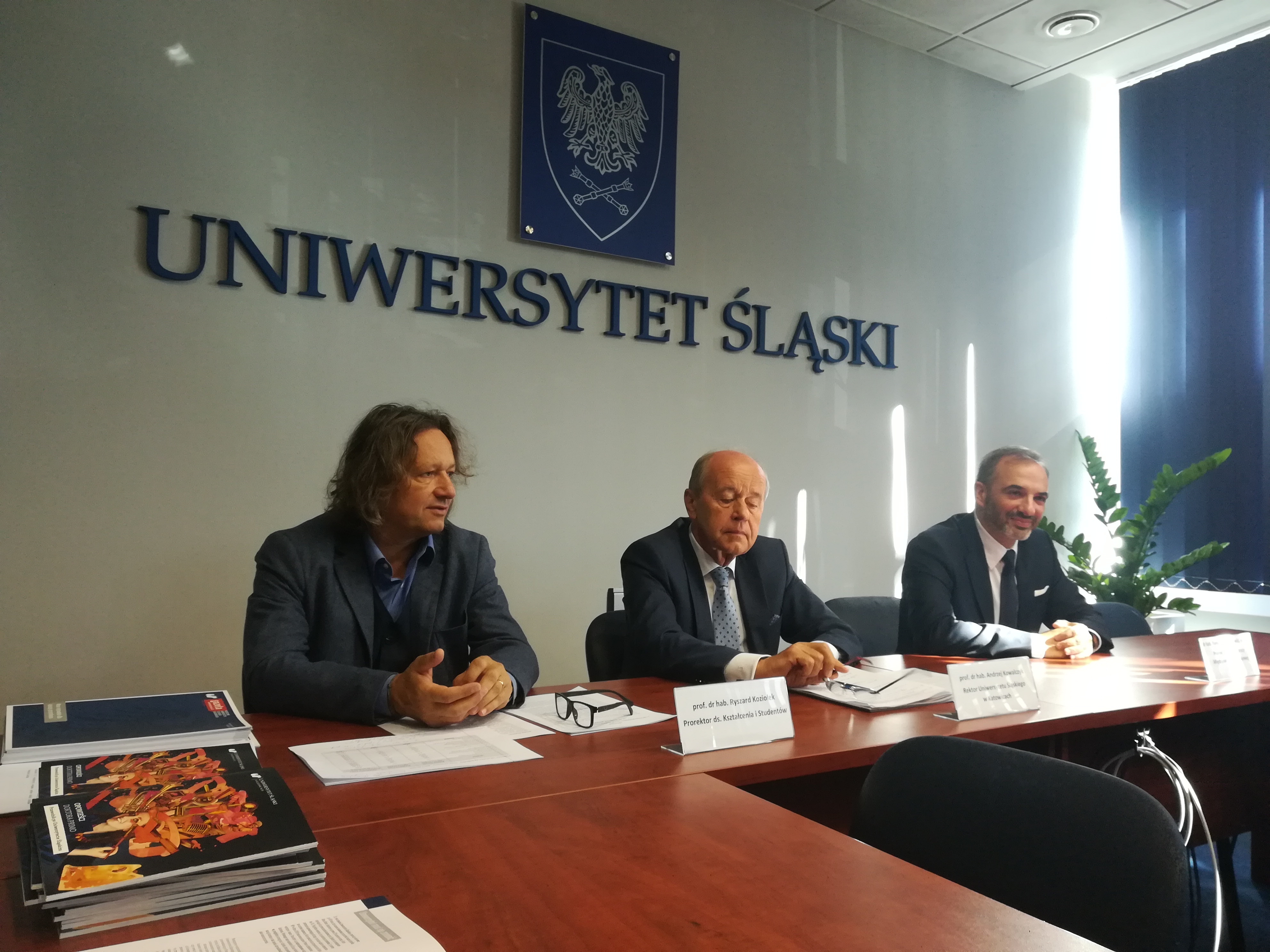 Rektor UŚ prof. Andrzej Kowalczyk w czasie konferencji prasowej 1 października przed inauguracją 52. roku nauczania na UŚ. Wraz z nim prorektorzy (fot. PTWP)