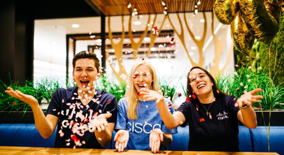 Pracownicy Cisco nie kryją zadowolenia ze swojego miejsca pracy. Fot. materiały prasowe Cisco, Hilton, Salesforce na czele najnowszej listy Great Place to Work 25 Najlepszych Miejsc Pracy na świecie