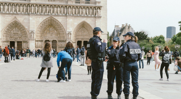 W Paryżu ponad 20 tys. policjantów protestowało przeciw trudnym warunkom pracy