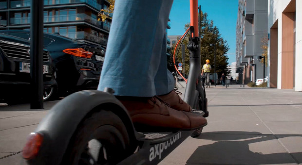 Jednośladem do pracy (fot. materiały prasowe) Hulajnoga elektryczna w strategii employer branding firmy Axpo