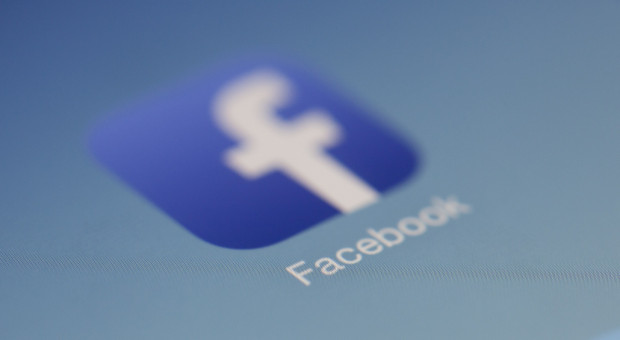 Facebook zapłaci karę za aferę Cambridge Analytica