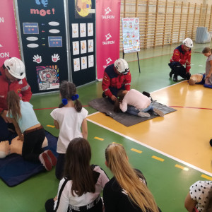 Ratownicy górniczy Tauron Wydobycie uczyli dzieci jak ratować życie