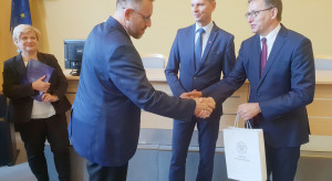 29 nauczycieli otrzymało certyfikaty uczestnictwa w warsztatach historycznych (fot. twitter.com/MEN_GOV_PL) MEN i IPN wręczyli certyfikaty nauczycielom
