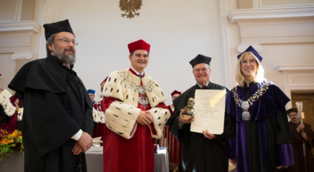 Dr Peter Seyboth otrzymał tytuł doktora honoris causa Uniwersytetu Jana Kochanowskiego w Kielcach (fot. ujk.edu.pl) (fot. ujk.edu.pl) Dr Peter Seyboth doktorem honoris causa Uniwersytetu Jana Kochanowskiego