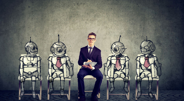 65 proc. pracowników z optymizmem, entuzjazmem i wdzięcznością przyjmuje robota jako współpracownika (fot. shutterstock) Pracownicy bardziej ufają robotom niż szefowi