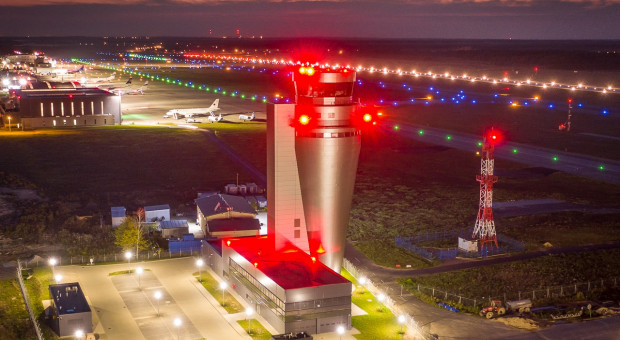 Nowa wieża w Pyrzowicach. Fotografia wykonana dronem przez From the Sky - Robert Neumann za zgodą i pod nadzorem zarządzającego KTW i Polskiej Agencji Żeglugi Powietrznej. Prezydent i premier podkreślili wagę pracy kontrolerów ruchu lotniczego