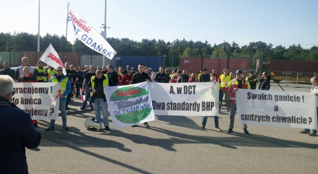 W ramach walki o bezpieczeństwo 24 września dokerzy z NSZZ „Solidarność” pikietowali przed wejściem do biurowca DCT Gdańsk (fot. Solidarność DCT/Facebook) Protest pracowników DCT Gdańsk. Chcą egzaminów z polskiego dla Ukraińców