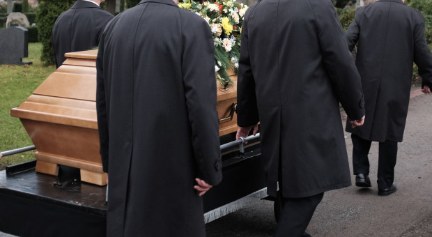 Szara strefa w branży pogrzebowej. Apelują o zmianę przepisów 